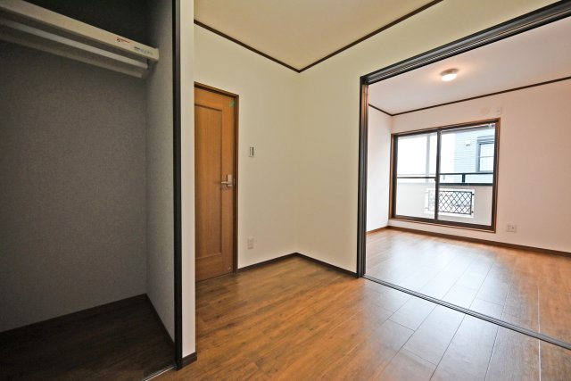 吹田市川岸町中古一戸建て│4LDK＋駐車1台可の洋室|洋室約4.3帖
各部屋に収納スペースがあり、荷物の多い方にも安心してお住まいいただけます。