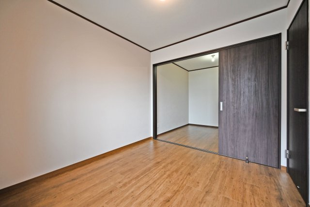 吹田市川岸町中古一戸建て│4LDK＋駐車1台可の洋室|隣の洋室との間仕切りを開放することで、より広がりのある空間としてご利用いただけます。