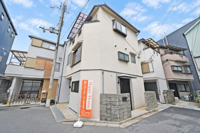 吹田市川岸町中古一戸建て│4LDK＋駐車1台可の外観|角地ならではの開放感と、良好な採光・通風が魅力の住まいです。たっぷりの陽光と心地よい風を感じながら、快適にお過ごしいただけます。