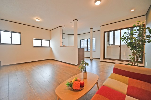 吹田市川岸町中古一戸建て│4LDK＋駐車1台可の居間・リビング|LDK約16.7帖
2階リビングならではの明るさと風通しの良さが魅力です。たっぷりの陽光と心地よい風が入り込む、快適で開放感のある住まいです。