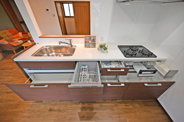 吹田市川岸町中古一戸建て│4LDK＋駐車1台可のキッチン|家事の時短に嬉しい食器洗浄乾燥機を搭載。手洗いの手間を減らし、ゆとりある暮らしを実現します。