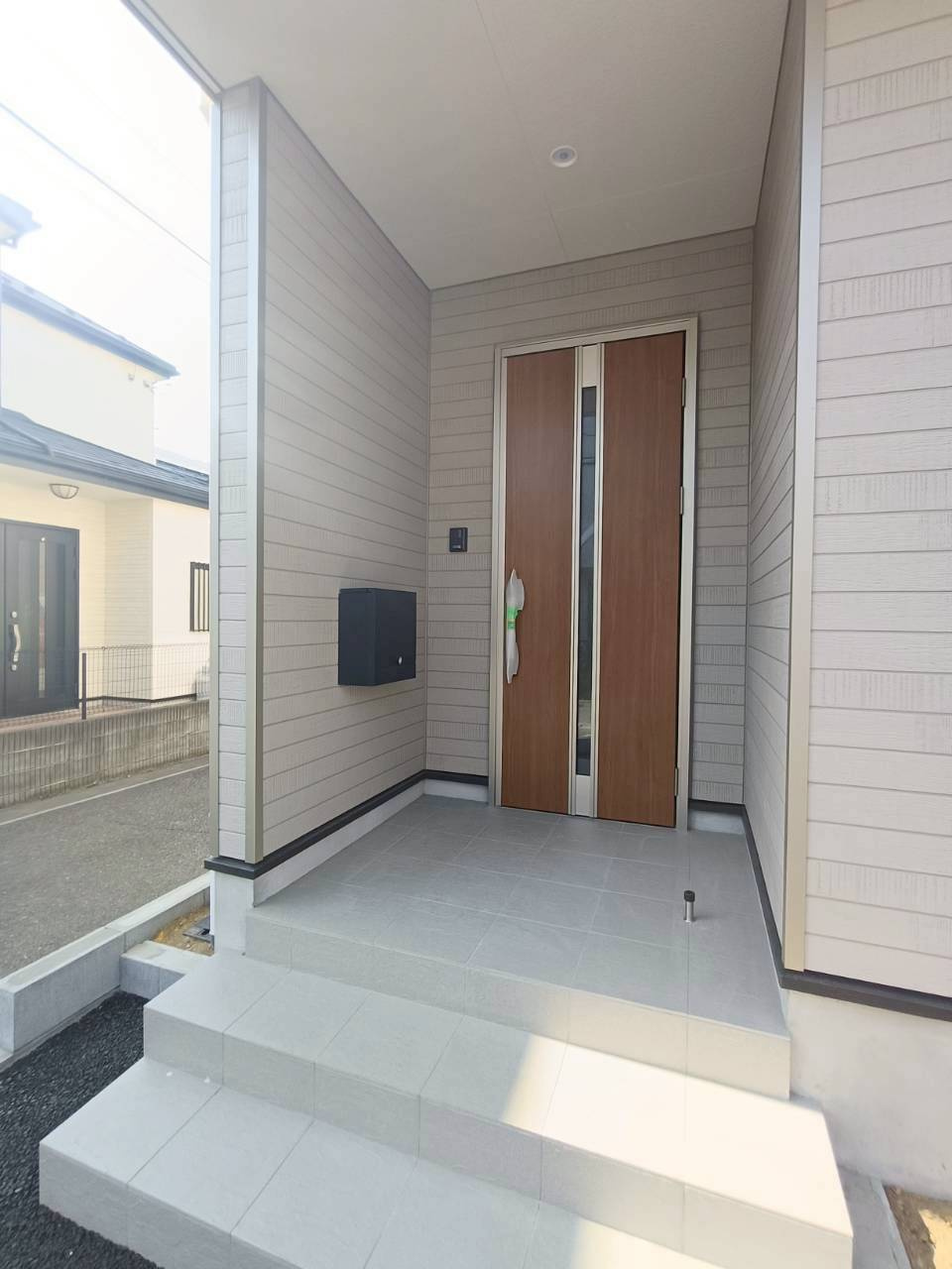 八潮市　伊草1丁目　新築戸建　全2棟の玄関|施工例です