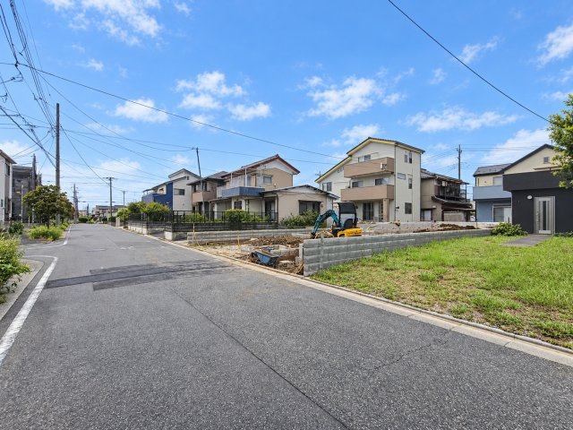 八潮市　伊草1丁目　新築戸建　全2棟の前面道路含む現地写真|前面道路含む現地写真です