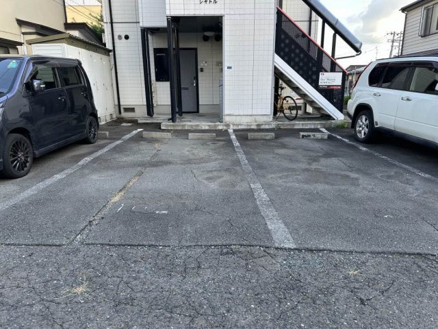 シャトル館坂の駐車場