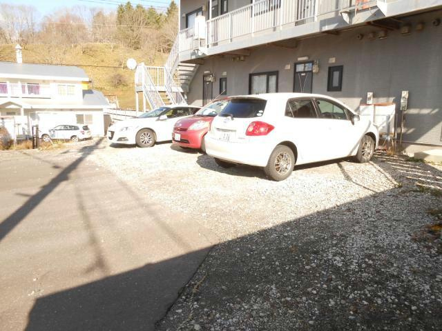 小鳥の森ハイツの駐車場