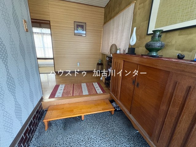 西神吉町岸　中古戸建の玄関|すっきりとした広々玄関スペース。ご家族や来客が重なってもゆとりがあり、毎日の出入りも快適に行えます。