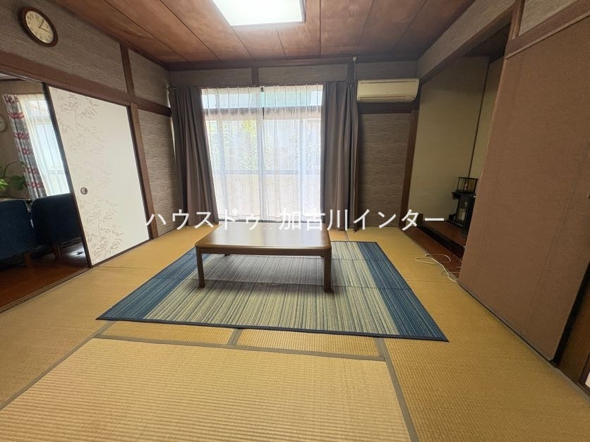 西神吉町岸　中古戸建の和室|1階の8畳和室は、お客様をお迎えする客間として使いやすく、ライフスタイルに合わせて多目的に活用できるゆとりある空間です。