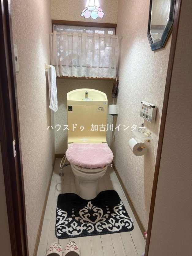 西神吉町岸　中古戸建のトイレ|玄関横の1階トイレは、シャワー機能付きで快適。来客時にも気兼ねなくお使いいただける便利な設備です。