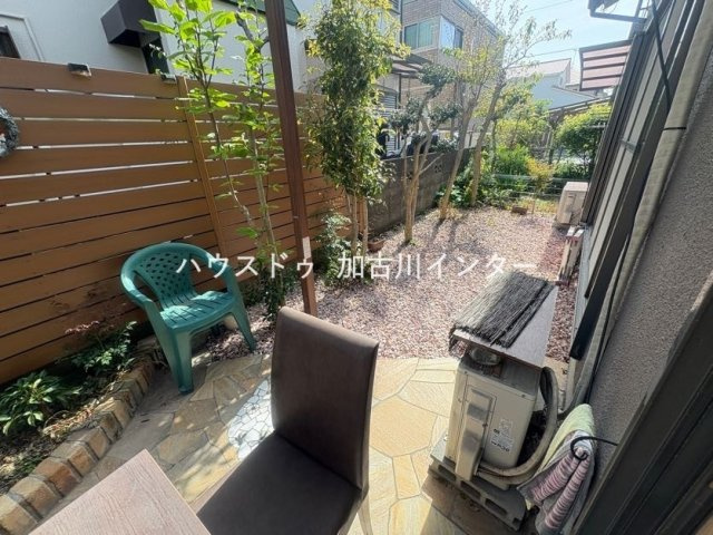 西神吉町岸　中古戸建の庭|緑豊かで手入れの行き届いたお庭。ご家族の憩いの場として、心地よい暮らしを演出してくれます。