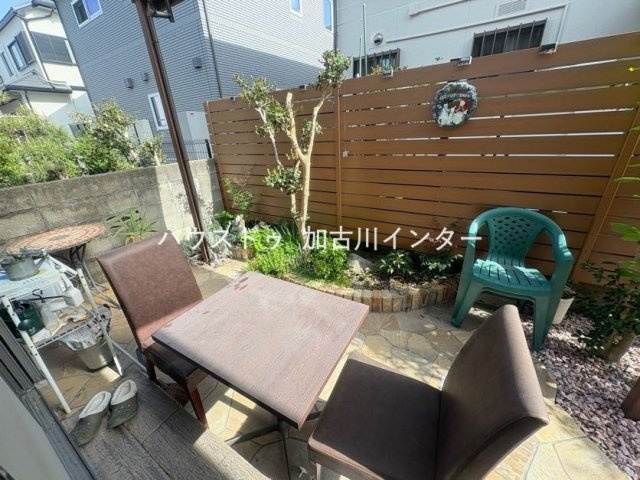 西神吉町岸　中古戸建のその他|開放感のあるテラスは、お茶を飲みながらくつろいだり、休日をゆったり過ごせる癒しの空間です。晴れた日には、ガーデニングを楽しめ、ご家族の憩いの場としてもおすすめです。