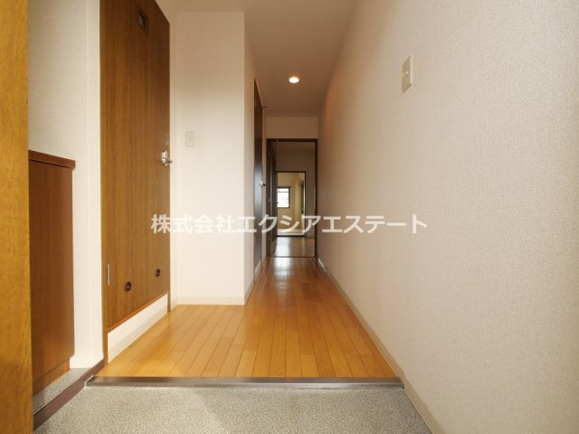 万代東マンションの玄関