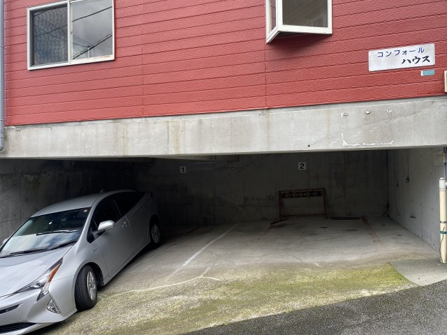 熱海市青葉町　コンフォールハウス  の駐車場