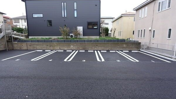 パインズガレージの駐車場