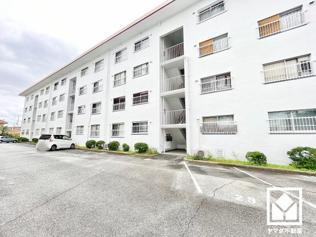 仁川フラットC棟の駐車場