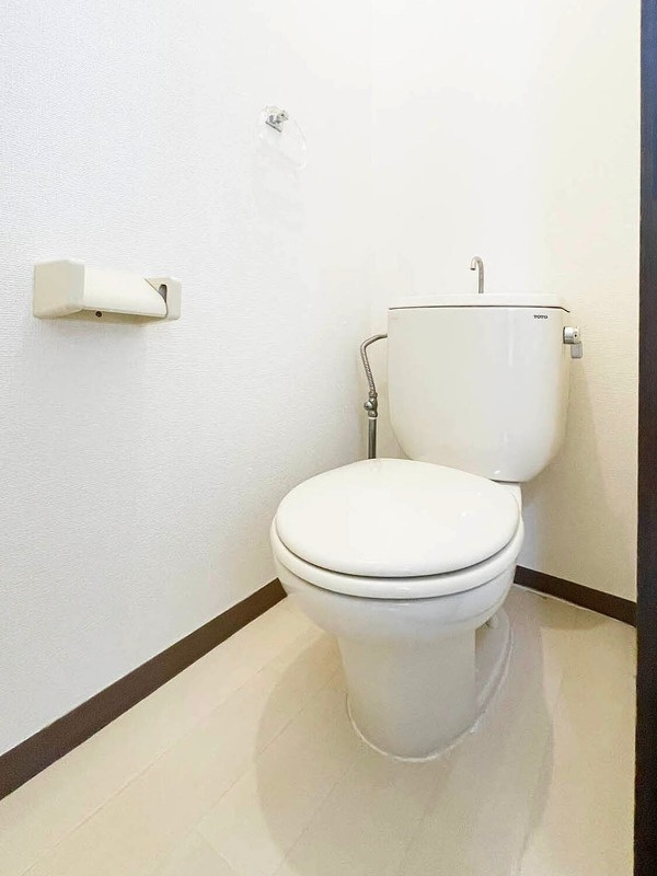 横須賀市夏島町の賃貸マンションのトイレ|落ち着いた色調のトイレです