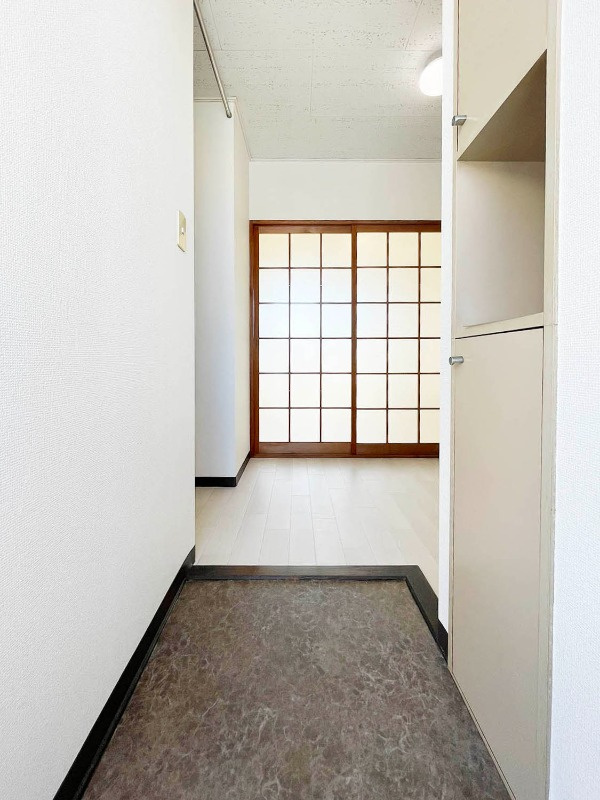 横須賀市夏島町の賃貸マンションの玄関|明るい玄関です