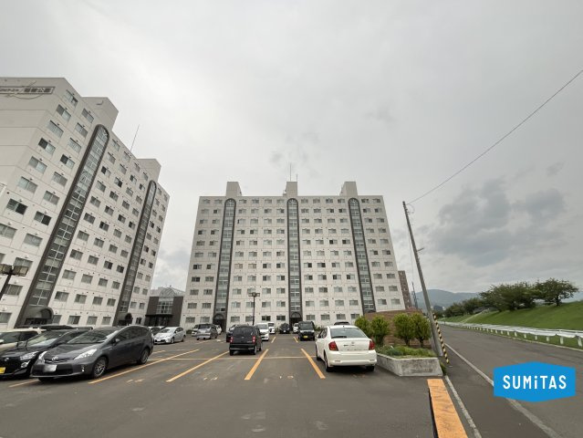 【外観】敷地内には整然とした駐車場スペースも確保されています。