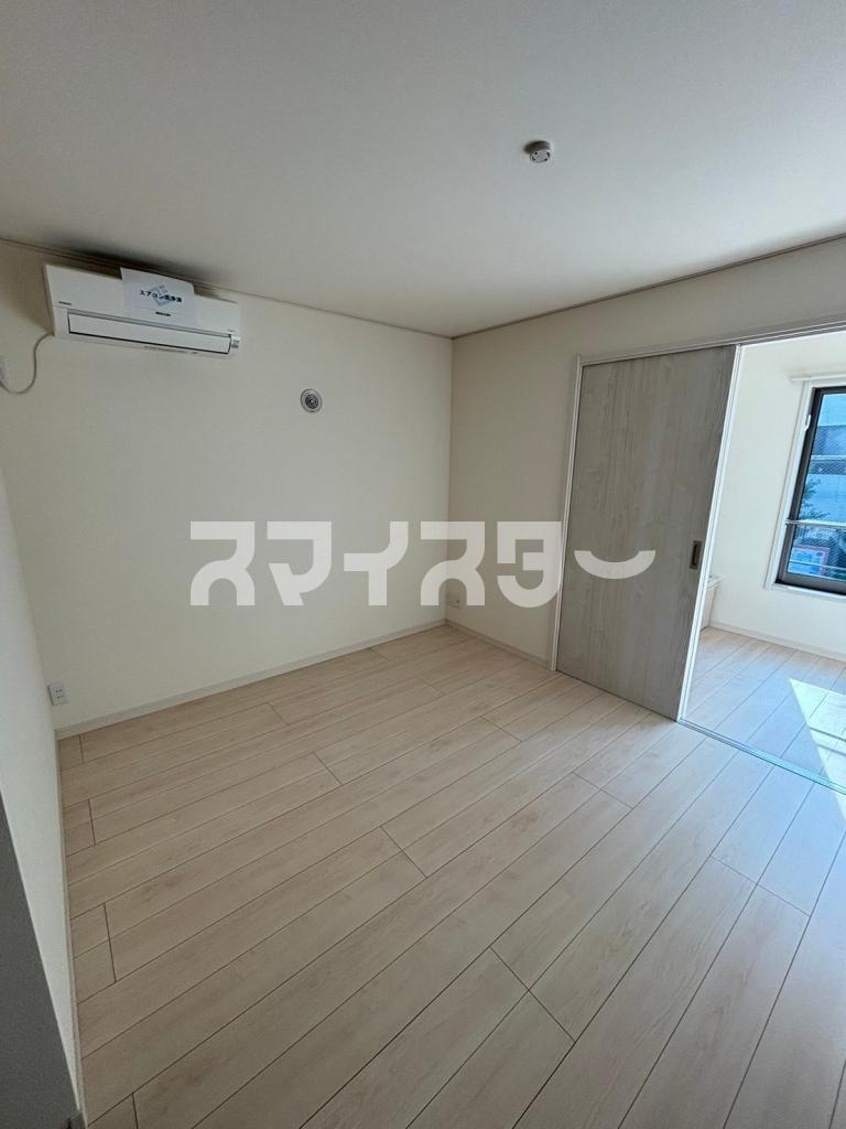 八王子市大和田町７丁目のアパートの居間・リビング