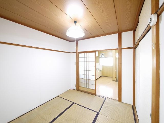 啓明パンションの寝室|開放的な寝室です