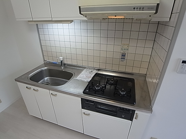 神戸市兵庫区上沢通５丁目の賃貸マンションのキッチン|システムキッチン（ガス３口）