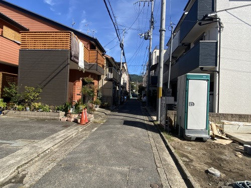 聖護院東町 新築戸建(B号地)の前面道路含む現地写真