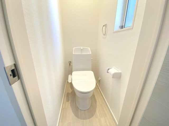 緑区三保町戸建てのトイレ|白を基調としたおトイレは、窓もあり、清潔感のある落ち着く空間です。
