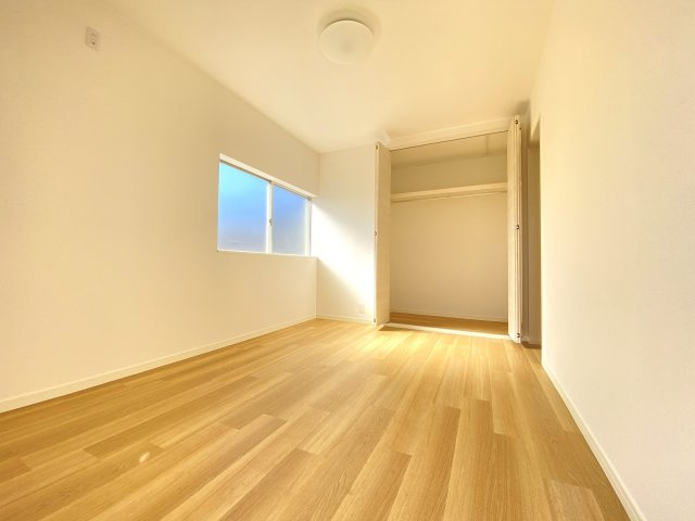 緑区三保町戸建ての洋室|たっぷりとしたクローゼットが備わっていて、プライベート空間として居心地の良いお部屋です。
