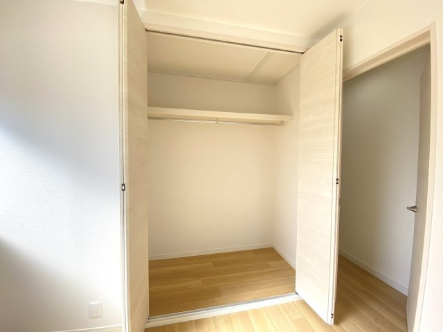 緑区三保町戸建ての収納|奥行きの深いクローゼットは、スーツケースなども収まり、お部屋をすっきりと使えそうです。