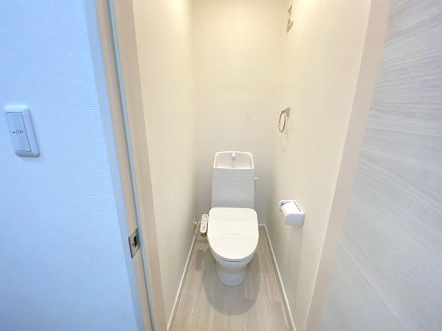緑区三保町戸建てのトイレ|白を基調とした２階のトイレになります。清潔感のある落ち着くスペースです。