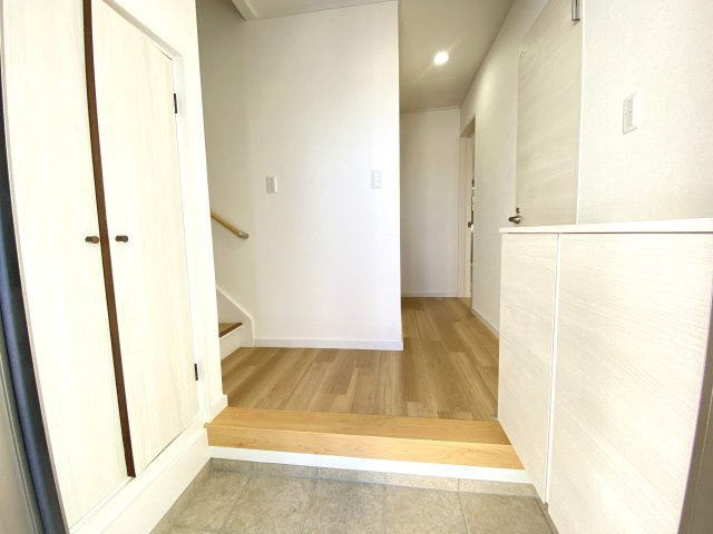 緑区三保町戸建ての玄関|開放感のある玄関スペースです。十分な収納もありホッとできる空間です。
