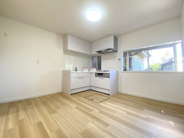 緑区三保町戸建ての居間・リビング|L型のシステムキッチンで、家事動線もよく効率が上がります。窓も広く開放感のあるリビングダイニングです