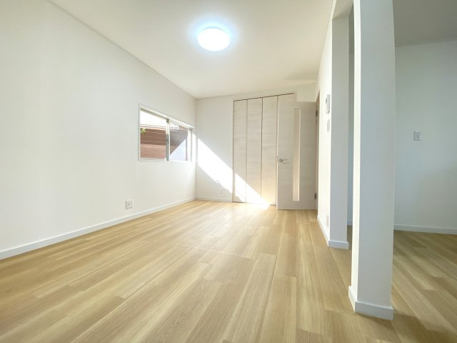 緑区三保町戸建ての居間・リビング|１５帖あるリビングダイニングスペースは、２面採光で明るい日差しが差し込む癒しの空間です。