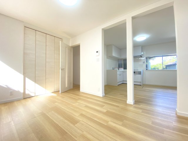 緑区三保町戸建ての居間・リビング|大型収納のあるリビングスペースは、こまごましたものがすっきりと収納できそうです。