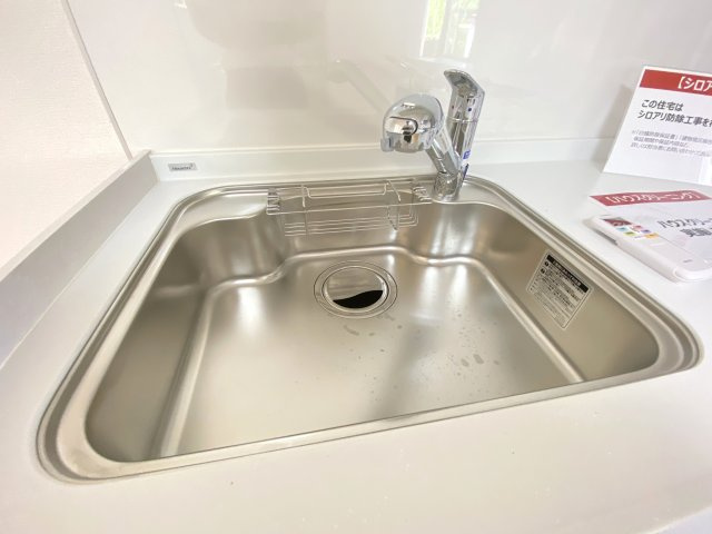 緑区三保町戸建てのキッチン|シンクは広々として洗い物などにも使い勝手がよさそうです。