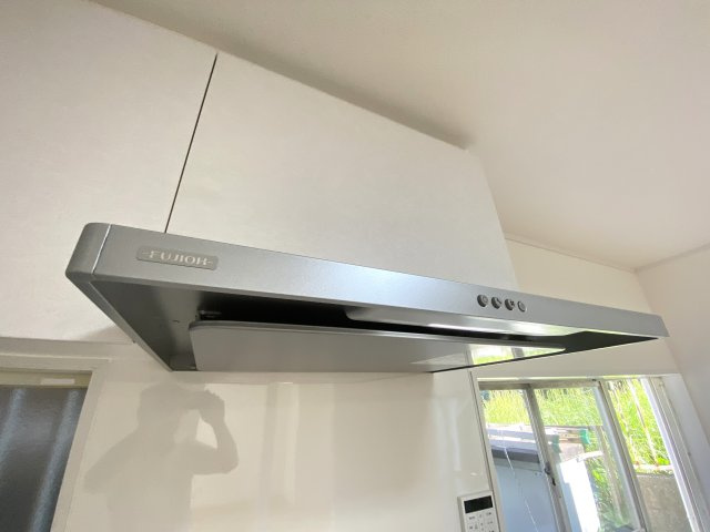 緑区三保町戸建てのキッチン|薄型レンジフードはスタイリッシュで清掃もしやすくお手入れラクラクです。