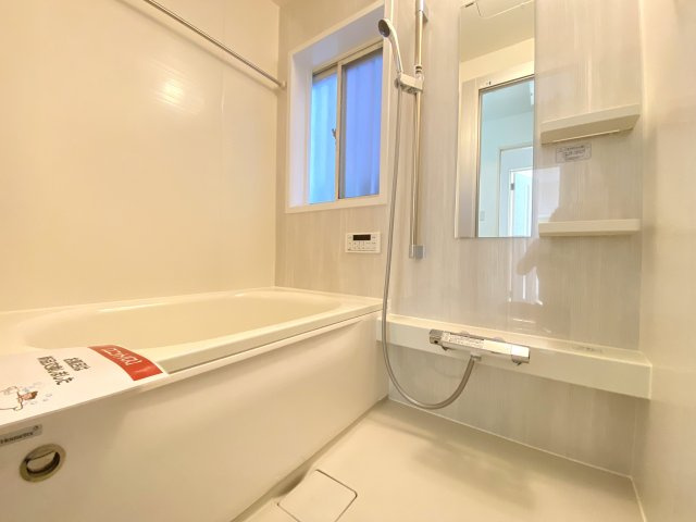 緑区三保町戸建ての浴室|窓のあるバス空間は、換気にも便利です。きっとくつろぎの癒しの空間となりますね。