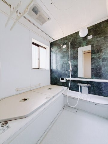 【中古戸建】太田市新田早川町の浴室|■浴室｜デザイン性に優れた浴室♪1日の疲れを癒す、ゆったりとしたバスタイムをぜひお過ごしください(*＾＾*)窓付きで嬉しい♪