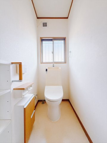 【中古戸建】太田市新田早川町のトイレ|■トイレ｜自然光が入る落ち着いた空間です。ついつい長居してしまいますね♪収納も豊富です♪