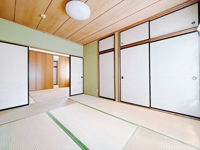 【中古戸建】太田市新田早川町の和室|■和室｜「続き間の和室」は、戸を開ければ大空間、閉じれば個室として活用できるのでお子様の遊び場や客間としても便利です♪