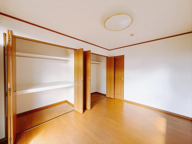 【中古戸建】太田市新田早川町の洋室|■洋室｜木目調のフローリングは、ほっと心和む空間。様々な種類のインテリアグリーンを取り入れれば緑あふれる明るい空間にもなります。