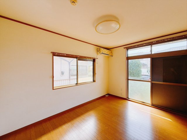 【中古戸建】太田市新田早川町の洋室|■洋室｜明るさと開放感を感じられる、快適な住空間(^^♪自然光に包まれ、毎日を気持ちよく過ごせる一室です♪