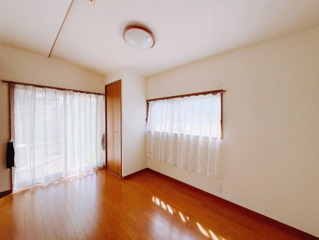 【中古戸建】太田市新田早川町の洋室|■洋室｜ナチュラルカラーの床です。模様替えなどとても楽しく工夫できます♪陽当たり、風通しもとても良いので毎日快適な生活スタートです！子供部屋にも良いですね♪