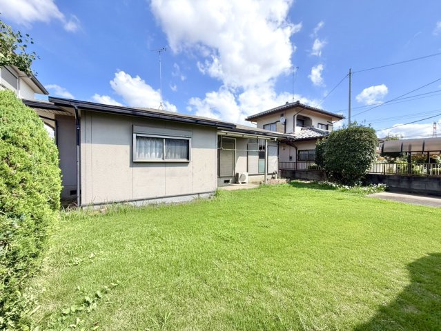 【中古戸建】太田市新田早川町の外観|■外観｜清潔感のあるホワイトを用い、広がる青空や周囲の緑に映える印象的な邸宅景観が創出されます♪