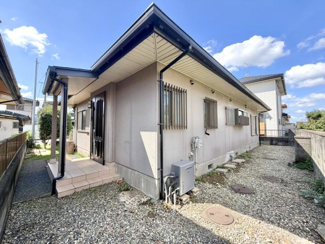 【中古戸建】太田市新田早川町の外観|■外観｜東側に位置する玄関は道路から見えにくくなっており、プライベート空間を守ります♪