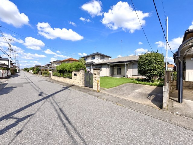【中古戸建】太田市新田早川町の外観|■外観｜周囲の見渡しが良く、車の出入りの際も安全確認がしやすいため、小さなお子様がいるご家庭でも安心です♪