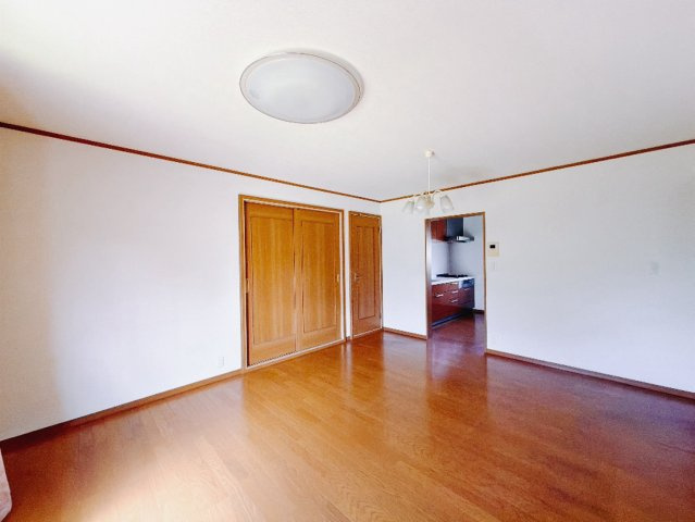【中古戸建】太田市新田早川町の居間・リビング|■リビング｜落ち着きのある表情を見せるリビングダイニング。太陽の光がたっぷり差し込むリビングは、自然とご家族が集まる居心地の良い空間です♪