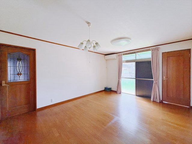 【中古戸建】太田市新田早川町の居間・リビング|■リビング｜ナチュラルな質感で魅せる、くつろぎの時間。ゆっくりとした時間が流れるリビングで、家族だんらんのひと時をお過ごしいただけます♪