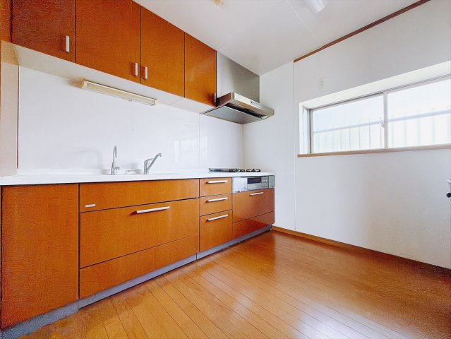 【中古戸建】太田市新田早川町のキッチン|■キッチン｜ワークトップ下には、圧力鍋やパスタ鍋などのかさばる調理器具もラクラク収納可能なスライド収納！ものが溢れがちなキッチン回りもスッキリきれいに管理ができます♪