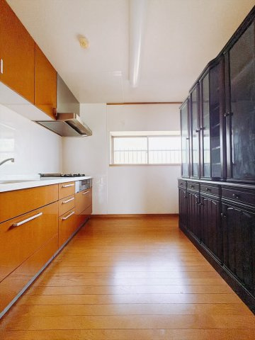 【中古戸建】太田市新田早川町のキッチン|■キッチン｜何かと散らかりがちなキッチン…備え付けの棚は嬉しいですね♪いつでもスッキリとお片付け上手に！！