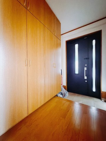 【中古戸建】太田市新田早川町の玄関|■玄関｜家族みんなの靴が丸々しまえます♪これからお子様が大きくなっても安心ですね。靴をしまって、すっきりとした玄関で開放感も味わえます。